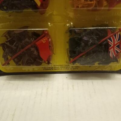 MidWestern Dst. mini solders set 6 nations and flags1996 new in package
