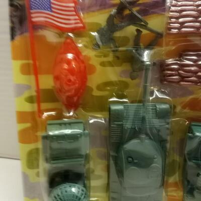 MidWestern Dst. Army men and equipment 1996 new in package with USA flag