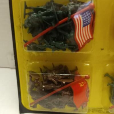 MidWestern Dst. mini solders set 6 nations and flags1996 new in package