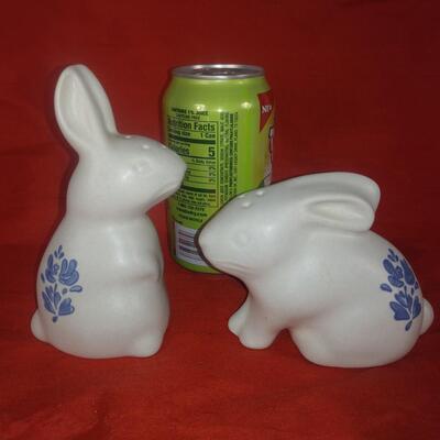 Pfaltzgraff Stoneware Bunny Salt and Pepper Set