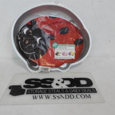 Wilton 2005 Lady Bug/Bee Cake Pan w/ Paper