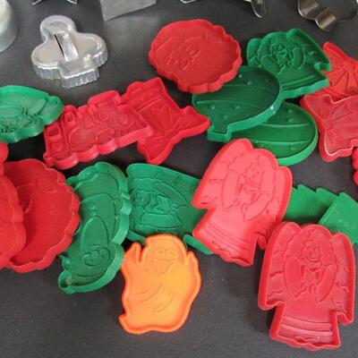 Lot of Vintage Aluminum and Plastic Cookie Cutters