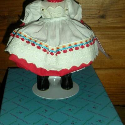 Madame Alexander 8" Russia Doll from International Collection in box #585