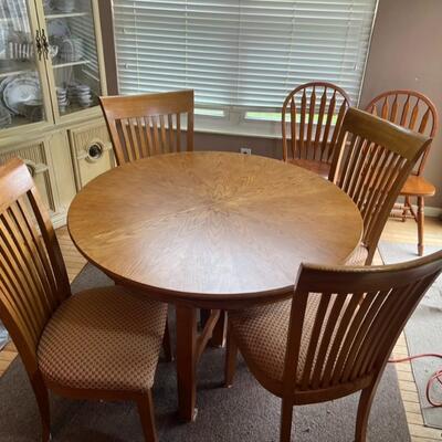 Wooden Dinner Table With Chairs and 2 Leafs