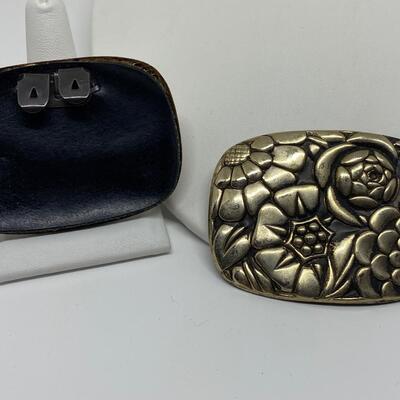 LOTJ21: Pair of Vintage Repousse Shoe Clips