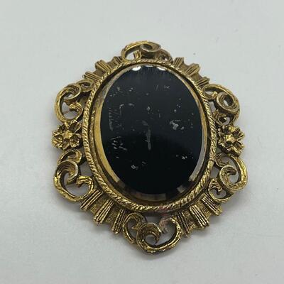 LOTJ83: Four Vintage Brooches