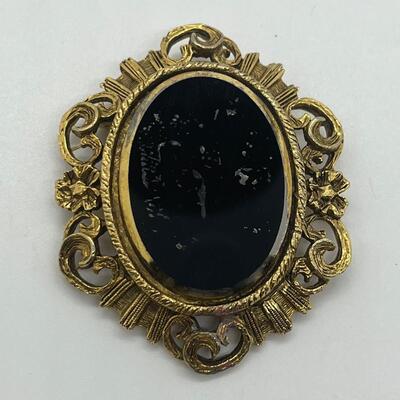 LOTJ83: Four Vintage Brooches