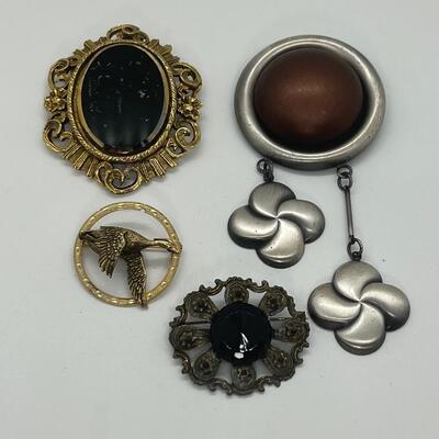 LOTJ83: Four Vintage Brooches
