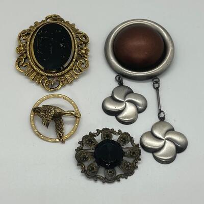 LOTJ83: Four Vintage Brooches