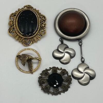 LOTJ83: Four Vintage Brooches