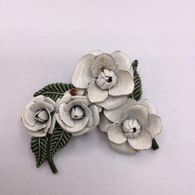 LOTJ105: Vintage White and Green Enamel Flower Brooch