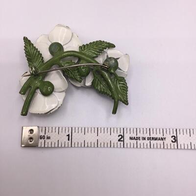 LOTJ105: Vintage White and Green Enamel Flower Brooch
