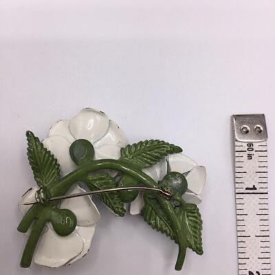 LOTJ105: Vintage White and Green Enamel Flower Brooch