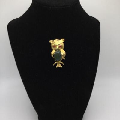 LOTJ125: Vintage Owl Brooch/Pendant with Jade Jelly Belly