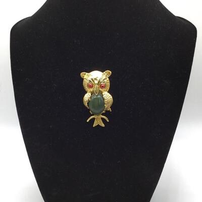 LOTJ125: Vintage Owl Brooch/Pendant with Jade Jelly Belly
