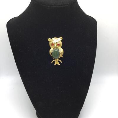 LOTJ125: Vintage Owl Brooch/Pendant with Jade Jelly Belly