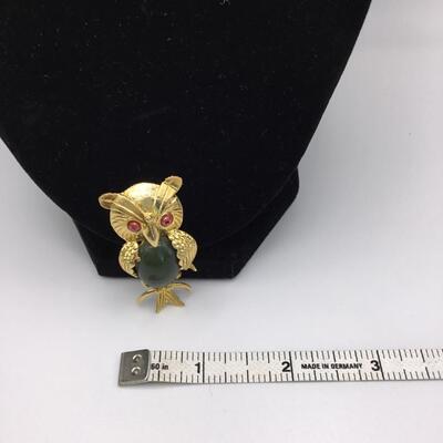 LOTJ125: Vintage Owl Brooch/Pendant with Jade Jelly Belly