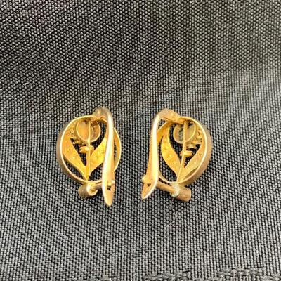 LOT:1: Vintage 14k Yellow Gold Seed Pearl Pierced Earrings