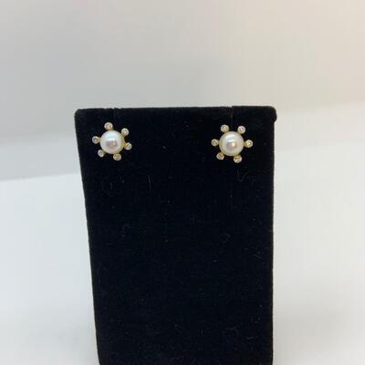 LOT:21: 925 Pearl Stud Earrings surrounded by a halo of simulated diamonds