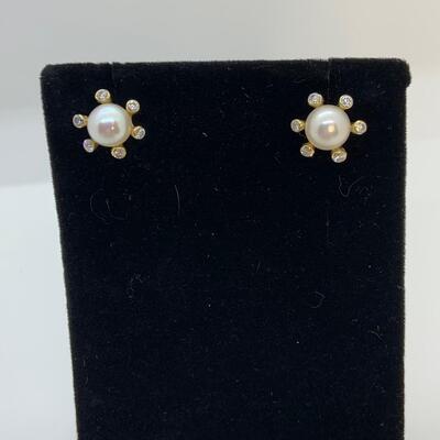 LOT:21: 925 Pearl Stud Earrings surrounded by a halo of simulated diamonds