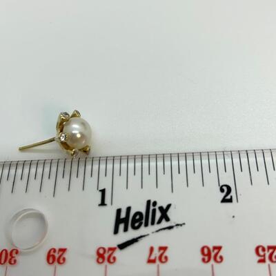 LOT:21: 925 Pearl Stud Earrings surrounded by a halo of simulated diamonds