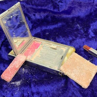 LOT:23: Vintage Makeup Powder Compact Case