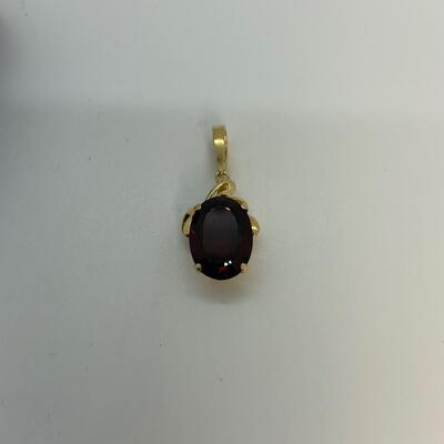 LOT:30:  750 ATF 18k yellow Gold Oval Garnet Pendant