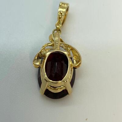 LOT:30:  750 ATF 18k yellow Gold Oval Garnet Pendant