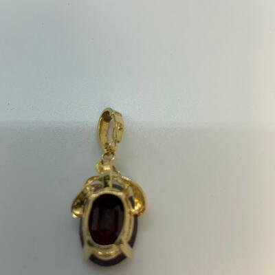 LOT:30:  750 ATF 18k yellow Gold Oval Garnet Pendant
