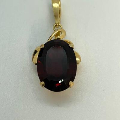 LOT:30:  750 ATF 18k yellow Gold Oval Garnet Pendant
