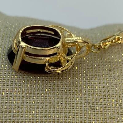 LOT:30:  750 ATF 18k yellow Gold Oval Garnet Pendant