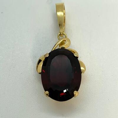 LOT:30:  750 ATF 18k yellow Gold Oval Garnet Pendant