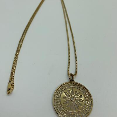 LOT:33: Swarovski Medallion 925 on 32â€ Chain 925