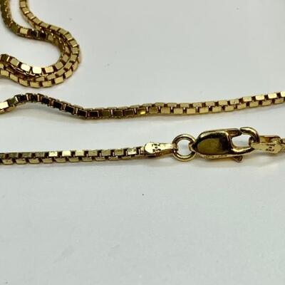 LOT:33: Swarovski Medallion 925 on 32â€ Chain 925