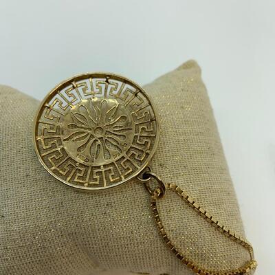 LOT:33: Swarovski Medallion 925 on 32â€ Chain 925