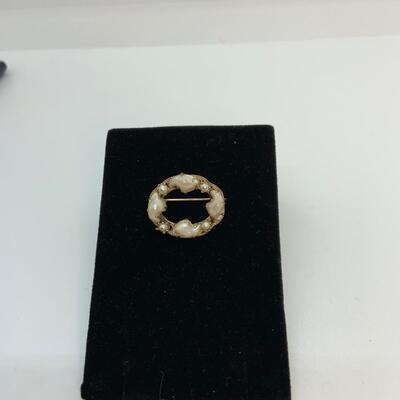 LOT:39:  Vintage Cultured Pearl Pin