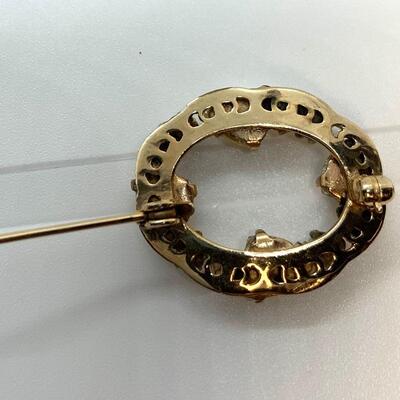 LOT:39:  Vintage Cultured Pearl Pin