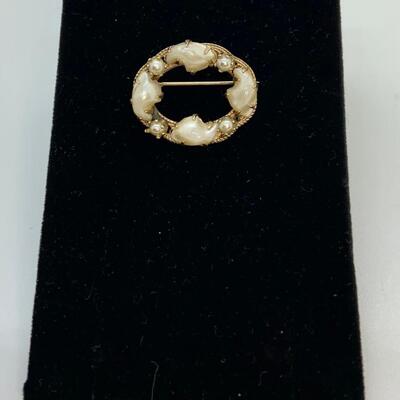 LOT:39:  Vintage Cultured Pearl Pin