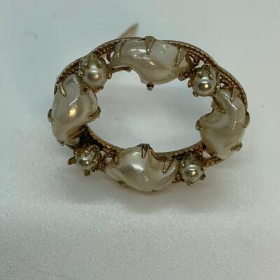 LOT:39:  Vintage Cultured Pearl Pin
