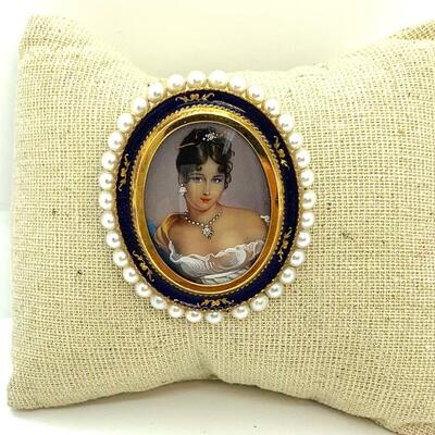 LOT:43: Vintage 18k Italy Pearl and Enamel Cameo Brooch with Diamond Chips