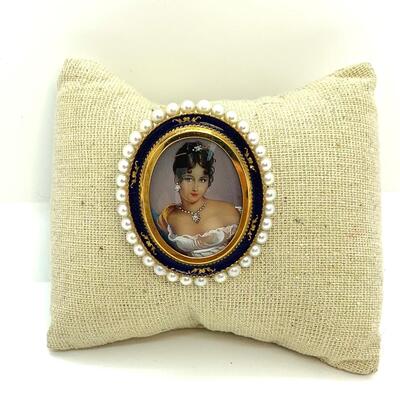 LOT:43: Vintage 18k Italy Pearl and Enamel Cameo Brooch with Diamond Chips