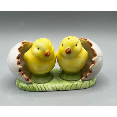 Cracker Barrel Old Country Store Yellow Chick Salt & Papper Shaker Set