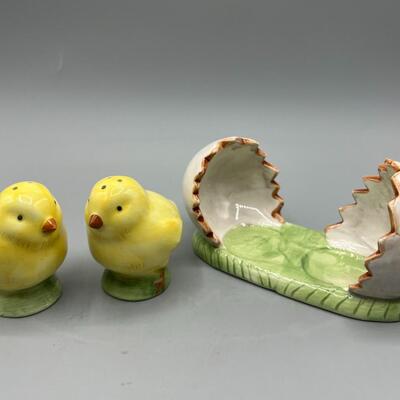 Cracker Barrel Old Country Store Yellow Chick Salt & Papper Shaker Set