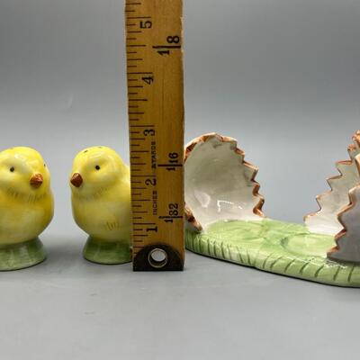 Cracker Barrel Old Country Store Yellow Chick Salt & Papper Shaker Set