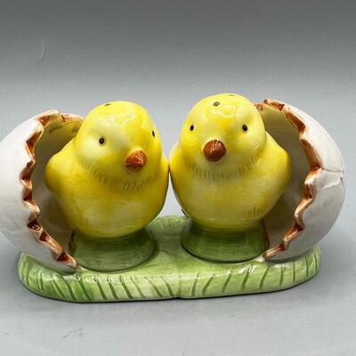 Cracker Barrel Old Country Store Yellow Chick Salt & Papper Shaker Set