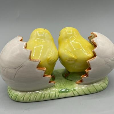 Cracker Barrel Old Country Store Yellow Chick Salt & Papper Shaker Set