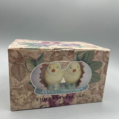 Cracker Barrel Old Country Store Yellow Chick Salt & Papper Shaker Set