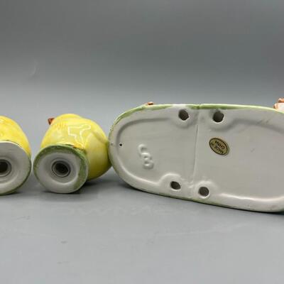 Cracker Barrel Old Country Store Yellow Chick Salt & Papper Shaker Set
