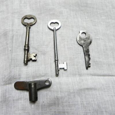SKELETEN AND VINTAGE KEYS