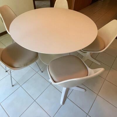 Maurice Burke Tulip Table / 5 chairs